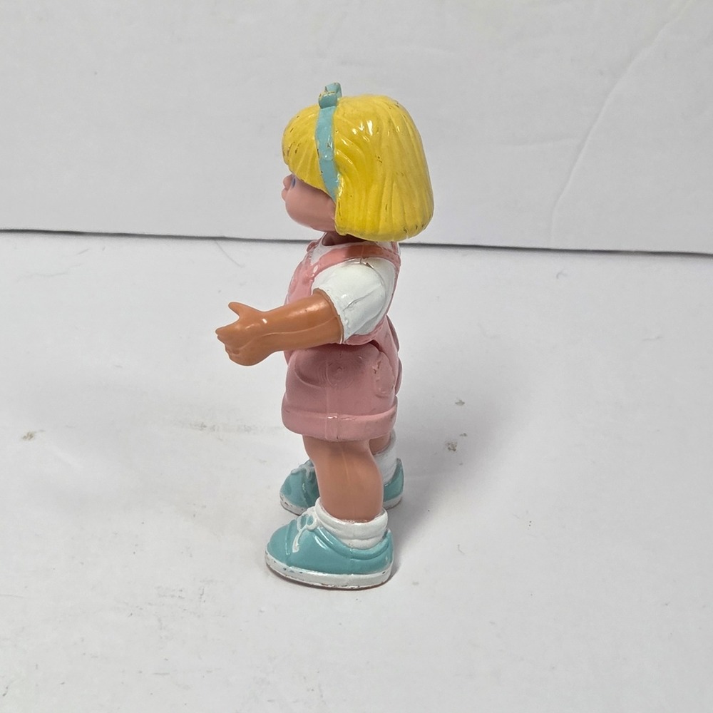 Vintage 1993 Fisher-Price Loving Family Dollhouse Girl Figure Pink Overalls 90s - Picture 2 of 8